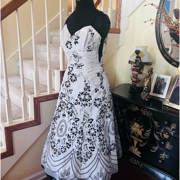 *Vintage Black and White Papell Boutique - Picture 4 of 16